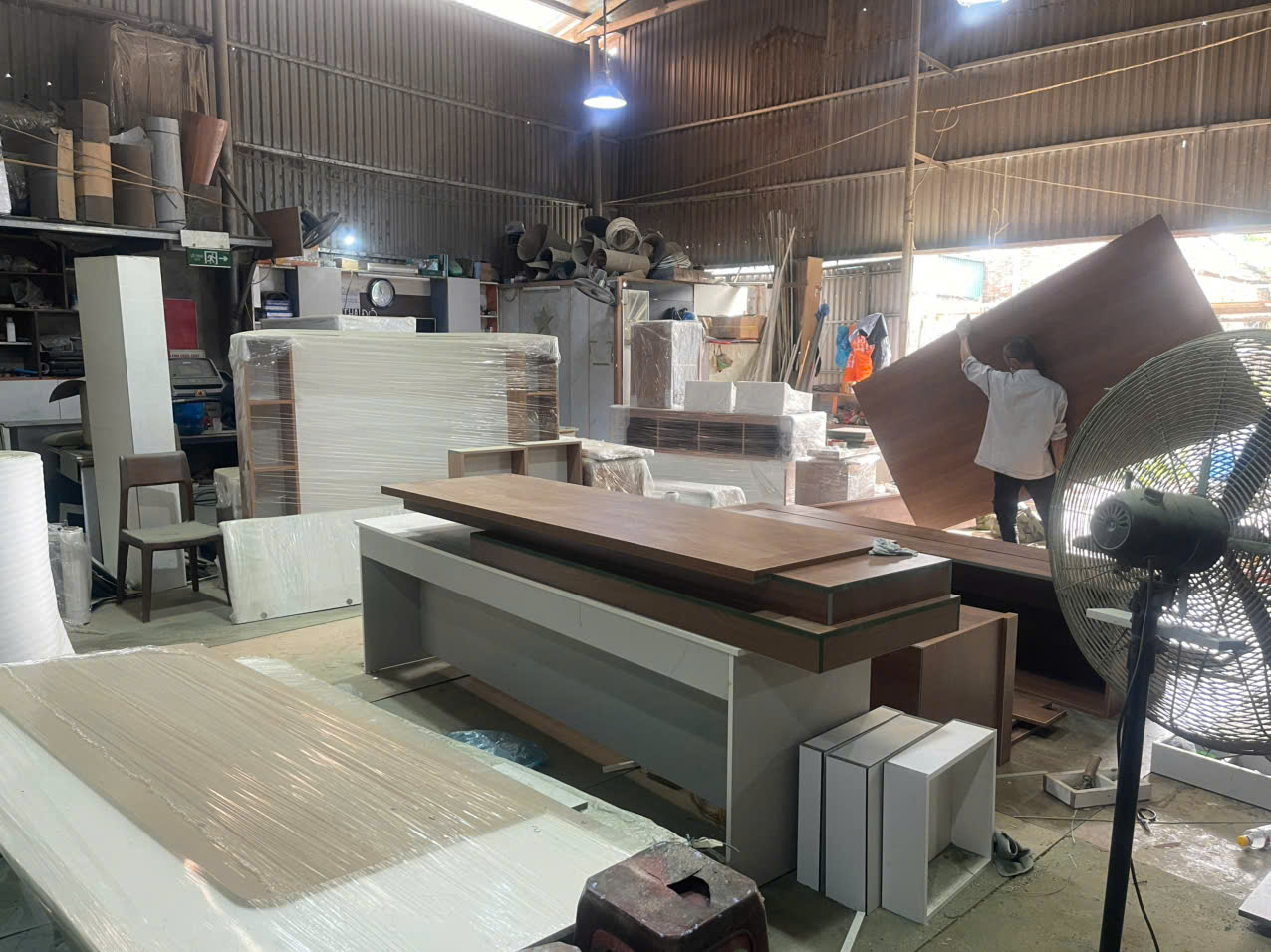 Sản phẩm nội thất đang được đóng gói và tập kết trong xưởng trước khi vận chuyển